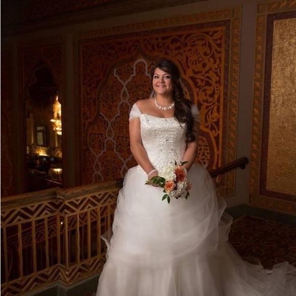 Alfred Angelo Disney Collection Belle. Corset Cathedral veil In preservation box - Picture 9 of 10